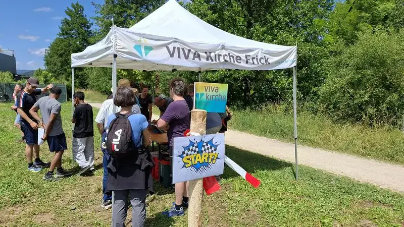 Man sieht ein Zelt der Startpunkt für den Sponsoren-lauf der Viva Kirche Frick