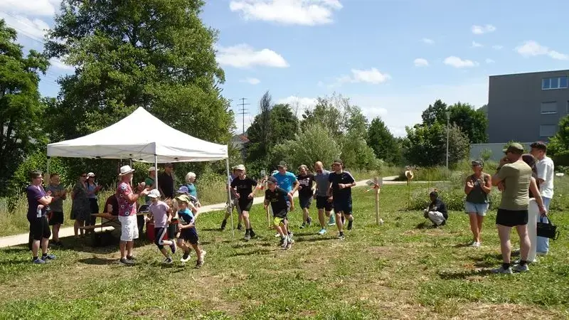 Man sieht Läufer am Sponsorenlauf der Viva Kirche Frick
